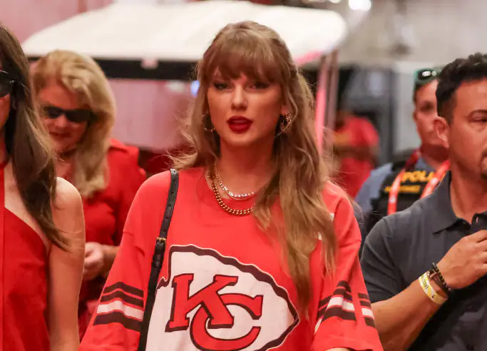 Taylor Swift reacts to fan sign calling her a 'childless cat lady' at Chiefs game