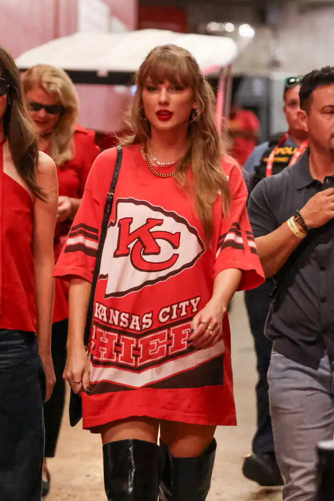 Taylor Swift reacts to fan sign calling her a 'childless cat lady' at Chiefs game