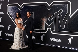 People are roasting Orlando Bloom's awkward reaction to Katy Perry's VMAs performance