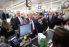Donald Trump hands mom-of-three $100 to help pay for her groceries... but leaves social media users asking the same question