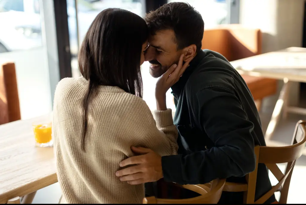 Doctor warns about 'love bomb' sign you may be dating an alcoholic without realising