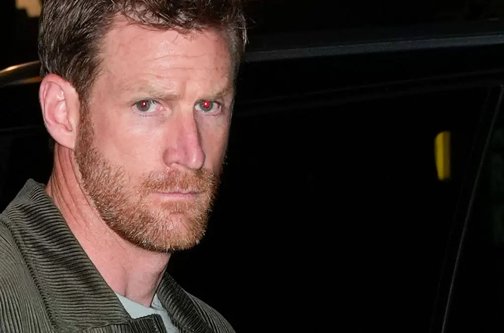 Fans praise Tom Holland as he gets physical protecting Zendaya from swarming autograph hunters