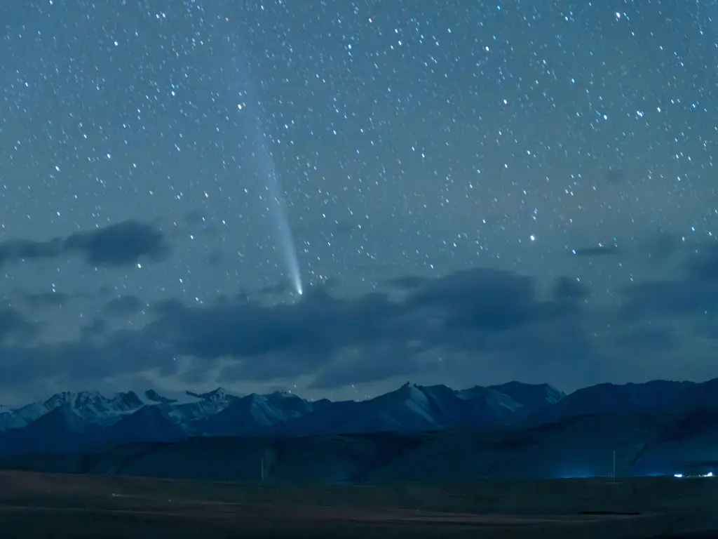'Once in a lifetime' comet that only passes Earth once every 160,000 years will be visible today