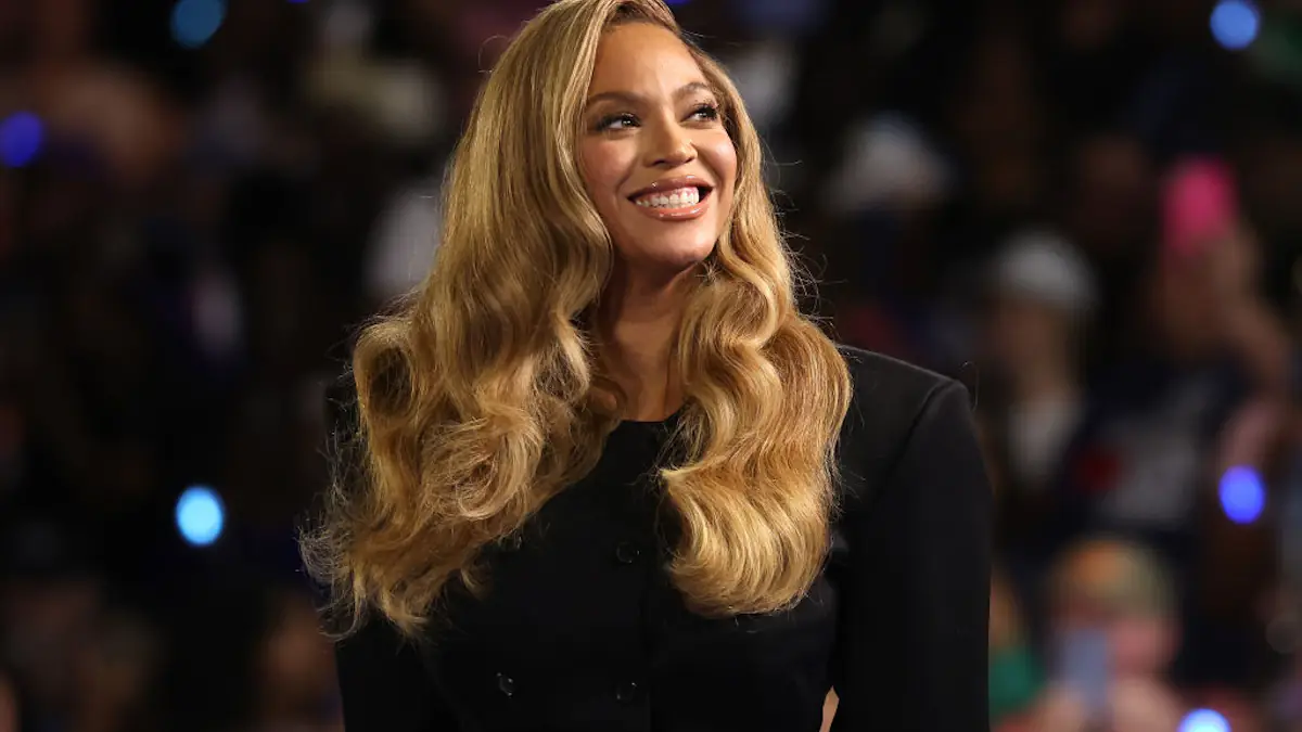 Fans are in awe as Beyoncé transforms into Pamela Anderson from ...