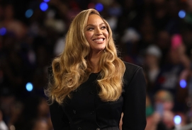 Fans are in awe as Beyoncé transforms into Pamela Anderson from 'Baywatch' era