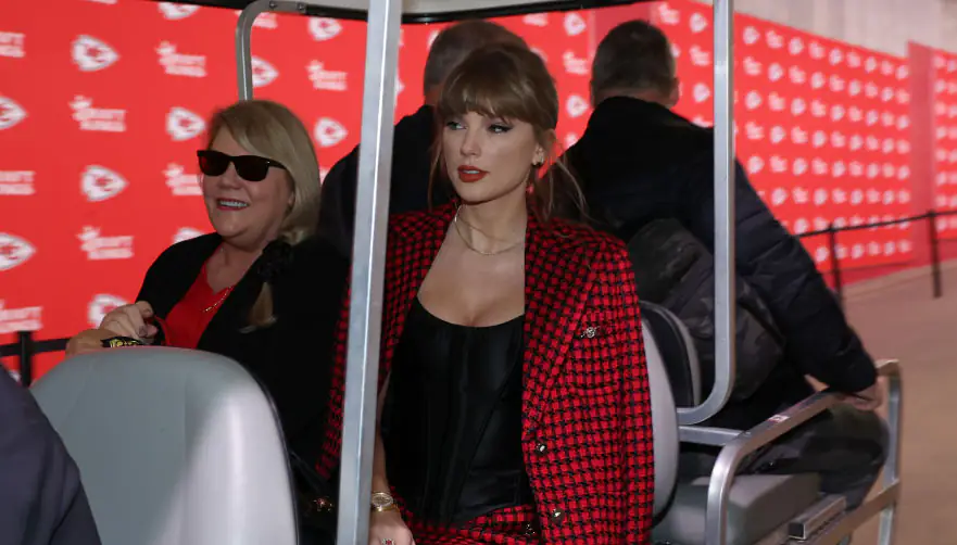 Taylor Swift praised for how she corrected security guard during Chiefs game
