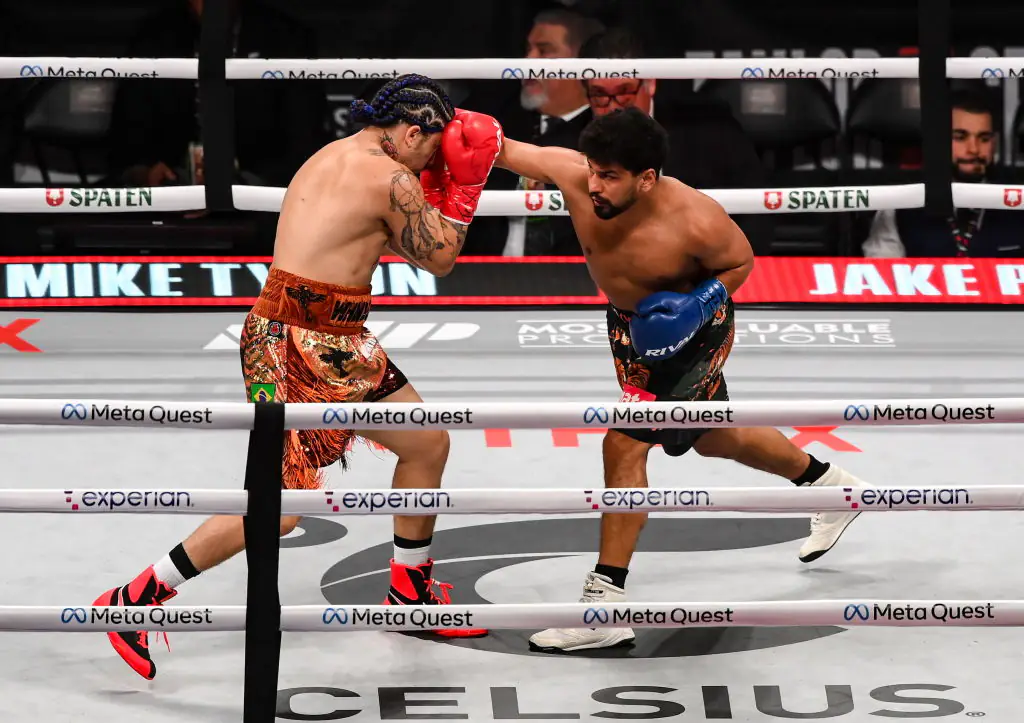 Neeraj Goyat, right, and Whindersson Nunes during their middleweight fight. Credit: Stephen McCarthy/Sportsfile/Getty
