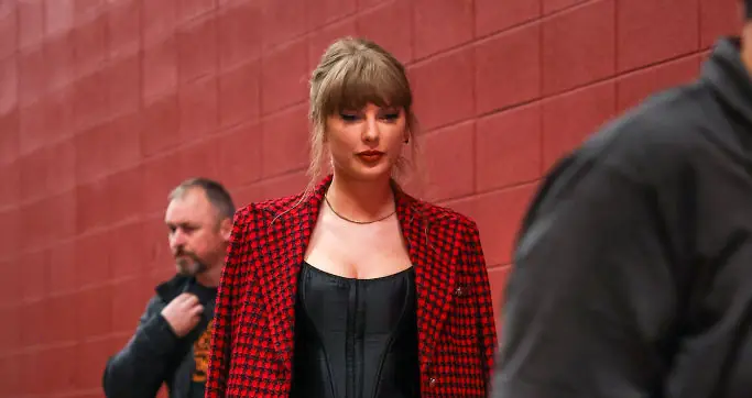 Disturbing reason Taylor Swift's security team were seen ordering the paparazzi to 'stand up'