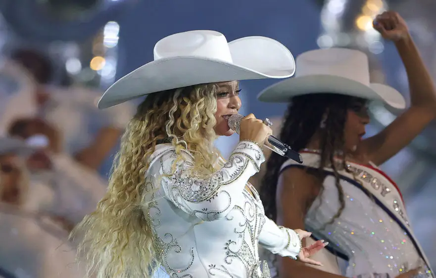 Viewers furious as Beyoncé makes 'banned gesture' during Christmas day NFL halftime show