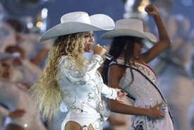 Viewers furious as Beyoncé makes 'banned gesture' during Christmas day NFL halftime show