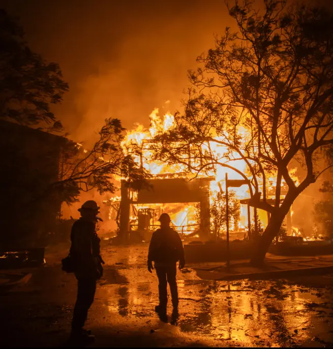 Meteorologist is hailed as a hero for warning local residents about the wildfires - Article Image 3