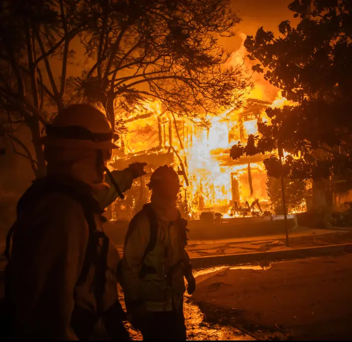Meteorologist is hailed as a hero for warning local residents about the wildfires - Article Image 1