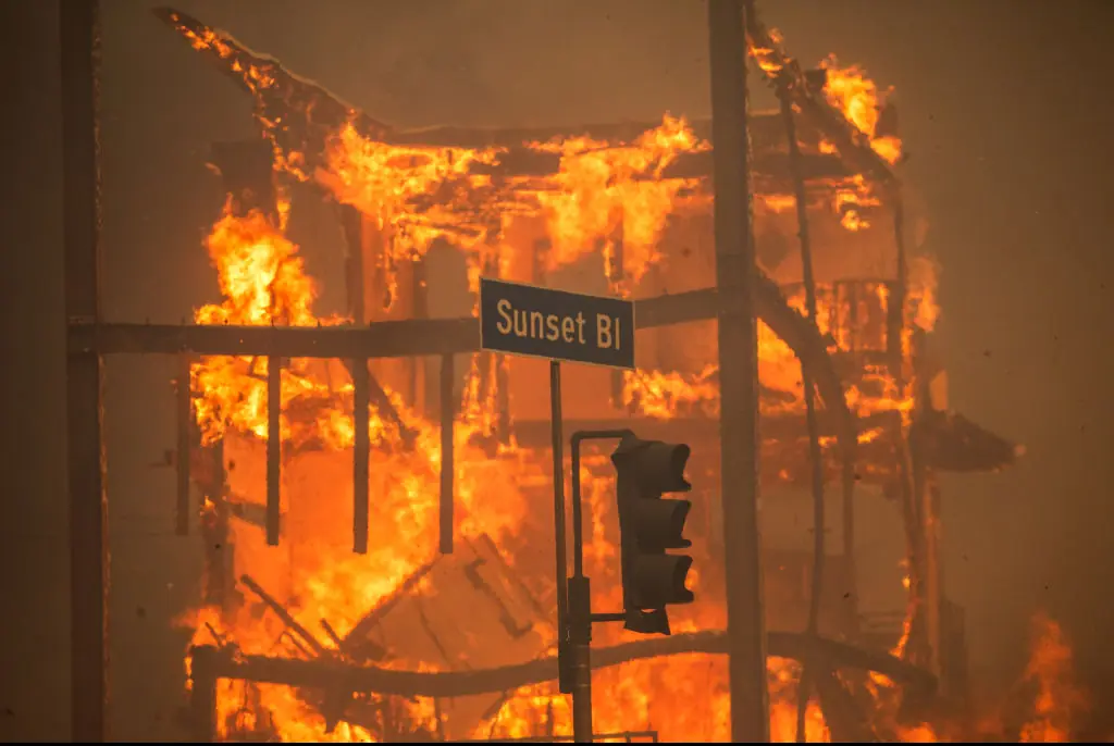 Fires continue to blaze in LA. Credit: Apu Gomes/Getty