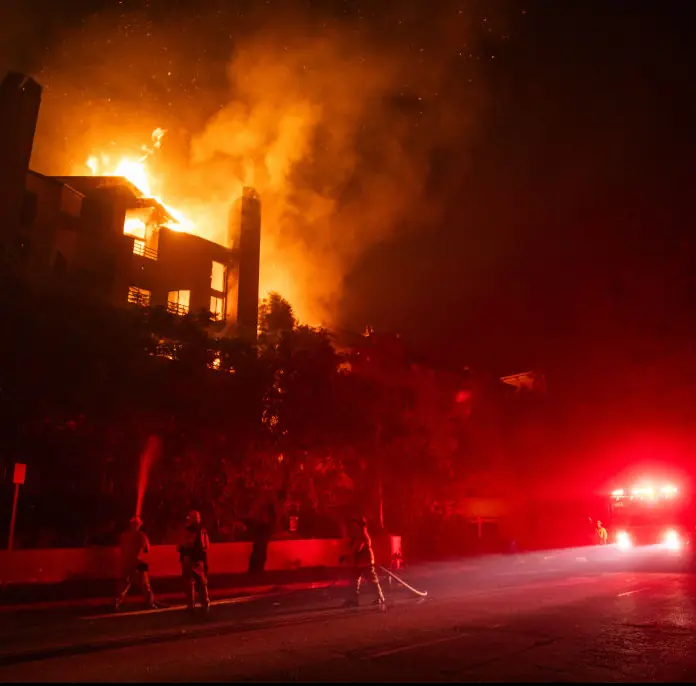 Meteorologist is hailed as a hero for warning local residents about the wildfires - Article Image 2