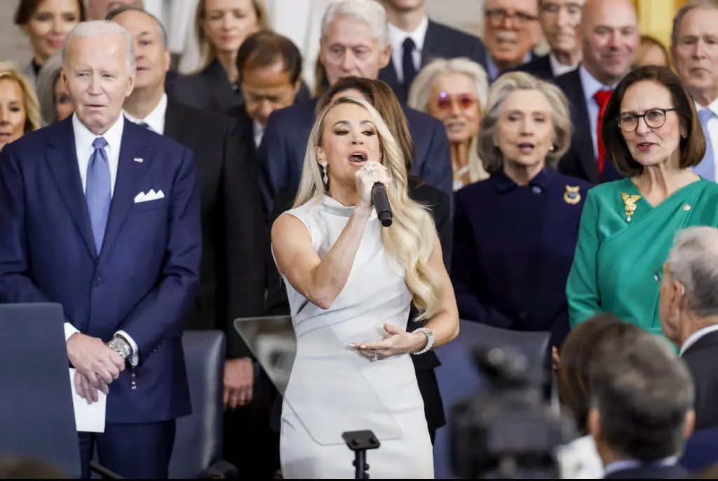 Carrie Underwood suffers technical difficulties singing 'America The Beautiful', so the room joined her as she sang acapella