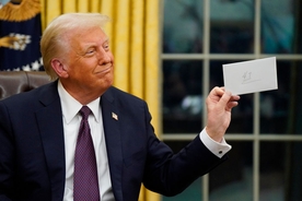Moment President Trump discovers letter left for him by Joe Biden in desk draw