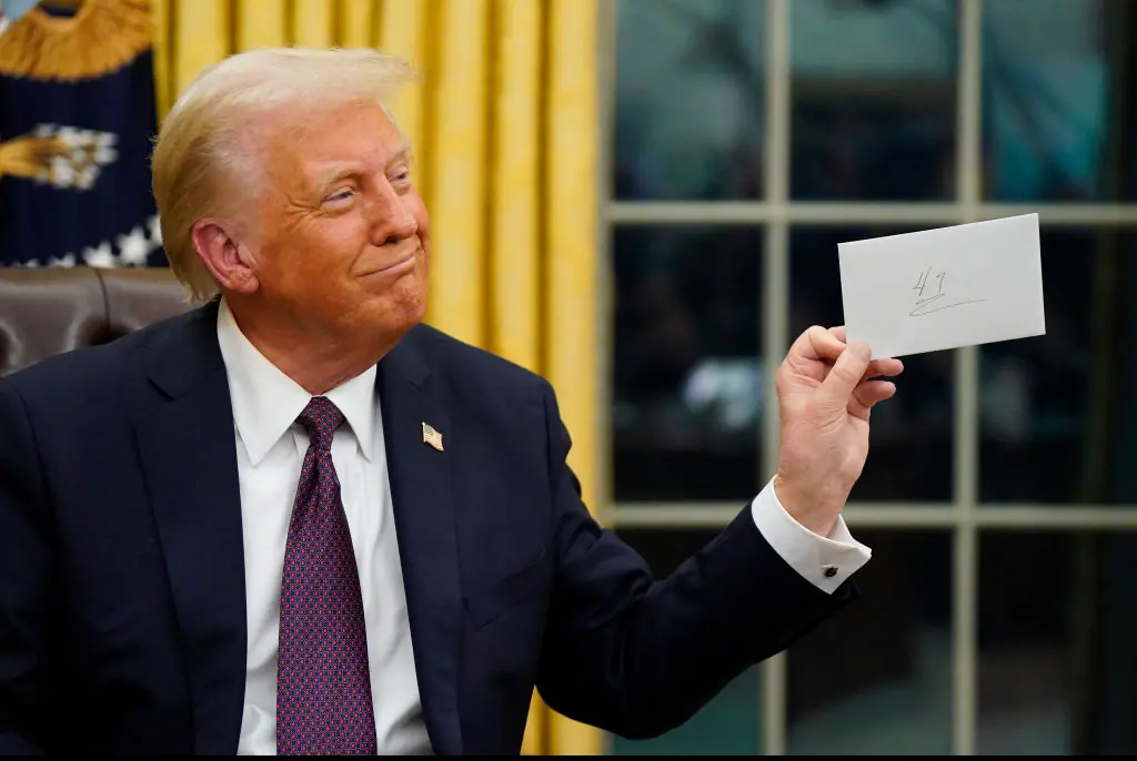 Moment President Trump discovers letter left for him by Joe Biden in desk draw