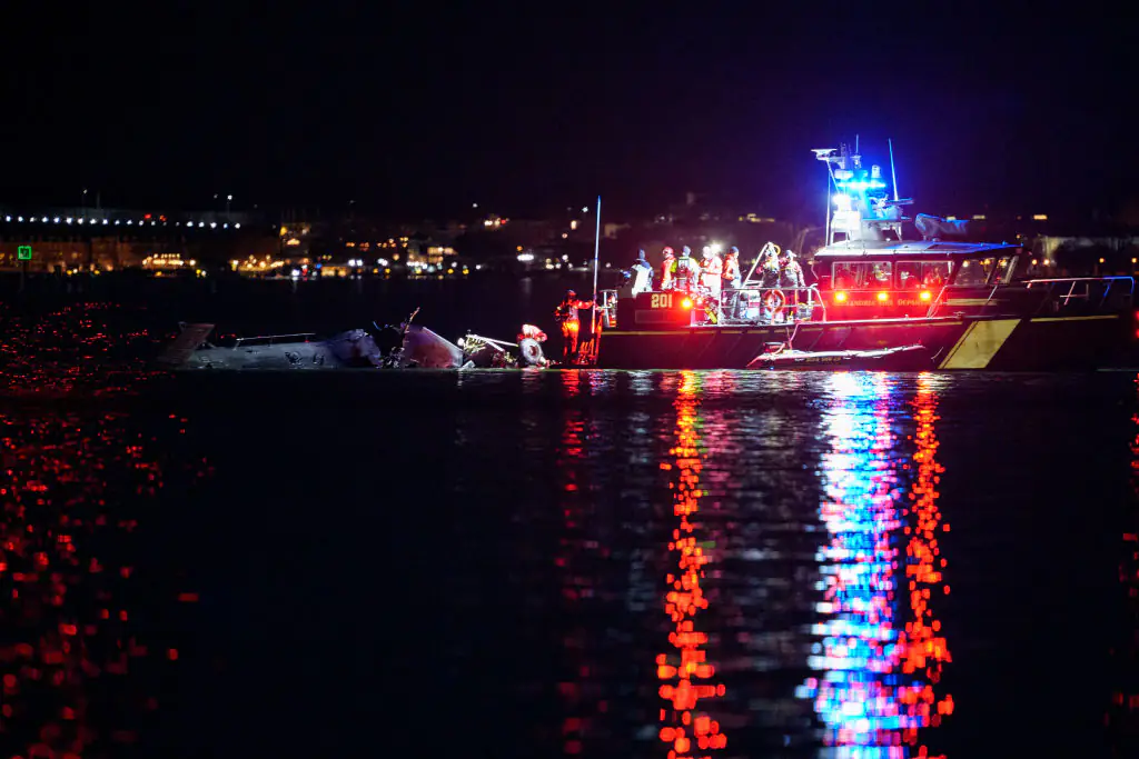 Rescuers search the Potomac River. Credit: Andrew Harnik/Getty Images