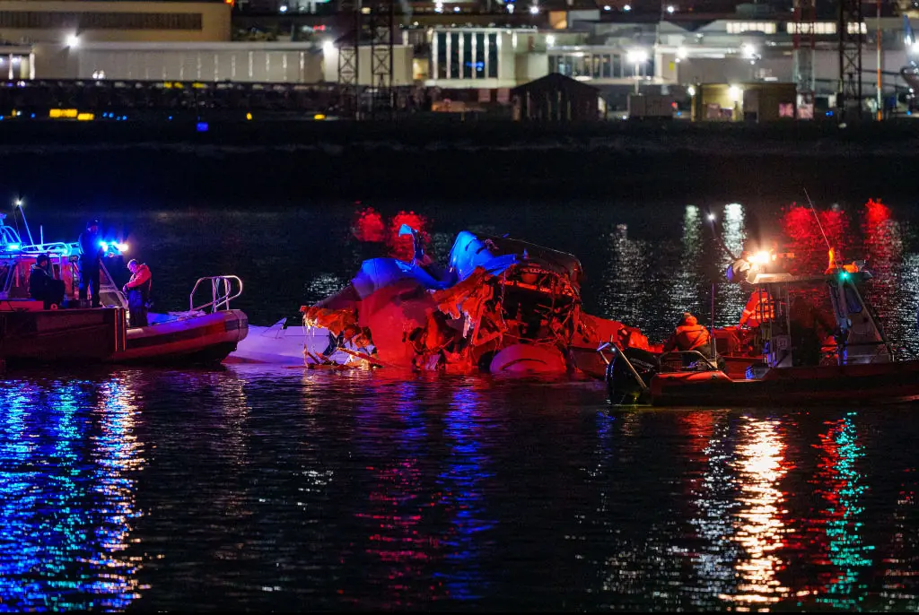 Emergency response teams search the Potomac River. Credit: Andrew Harnik / Getty Images