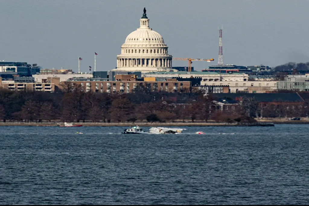 An American Airlines flight from Wichita, Kansas collided midair with a military Black Hawk helicopter.  Credit: Al Drago / Getty 