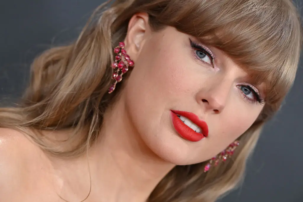 Taylor Swift matched her jewellery and lipstick to her 