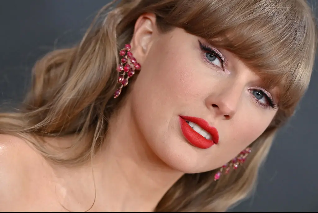 Taylor Swift fans are convinced they've figured out the 'hidden meaning' behind her Grammys outfit