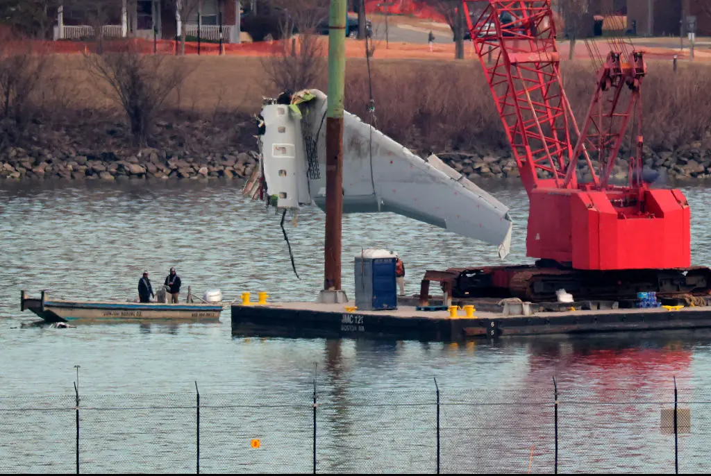 Authorities remove parts of the wreckage from the river. Credit: Chip Somodevilla / Getty Images.