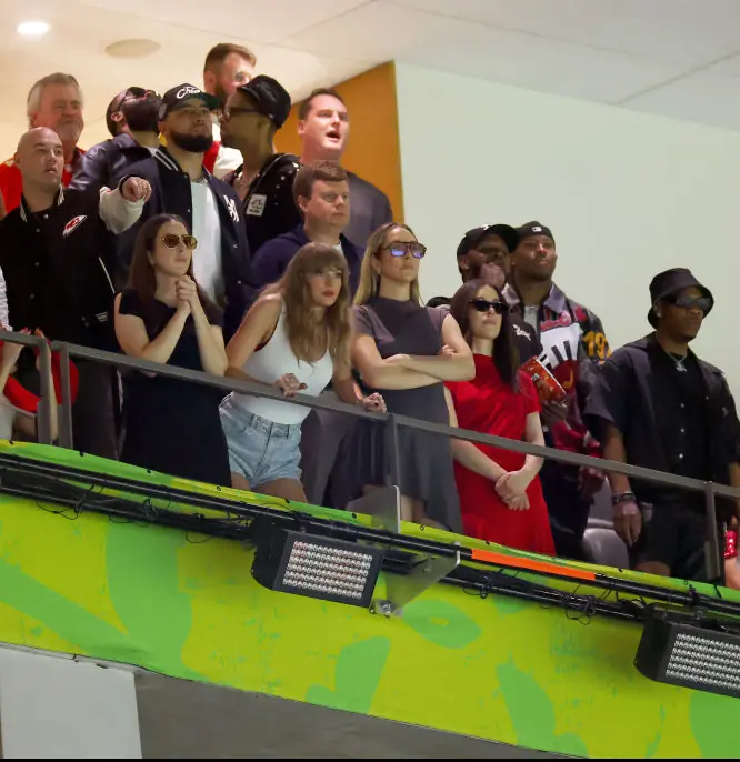 Taylor Swift is with Ed Kelce, Ashley Avignone, Alana Haim, Ross Travis, Este Haim, Danielle Haim and Donna Kelce at Super Bowl LIX. Credit: Gregory Shamus / Getty