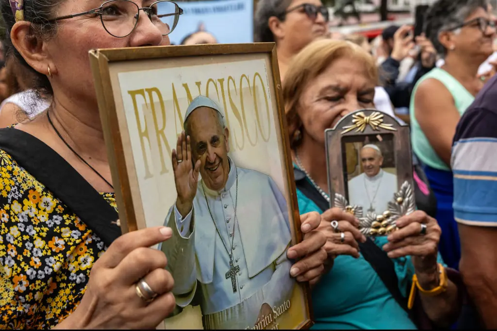 People gather in in Buenos Aires, Argentina, to pray for Pope Francis. Credit: John Moore / Getty