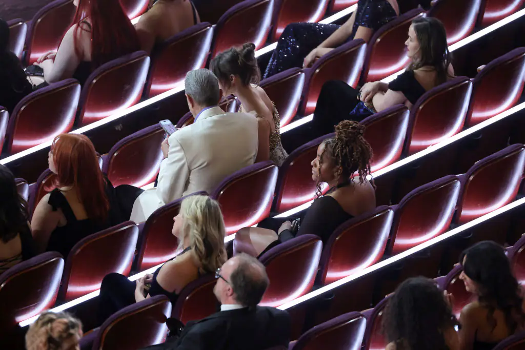 Oscars viewers applaud ‘relatable’ Jeff Goldblum after spotting what he was looking at on phone