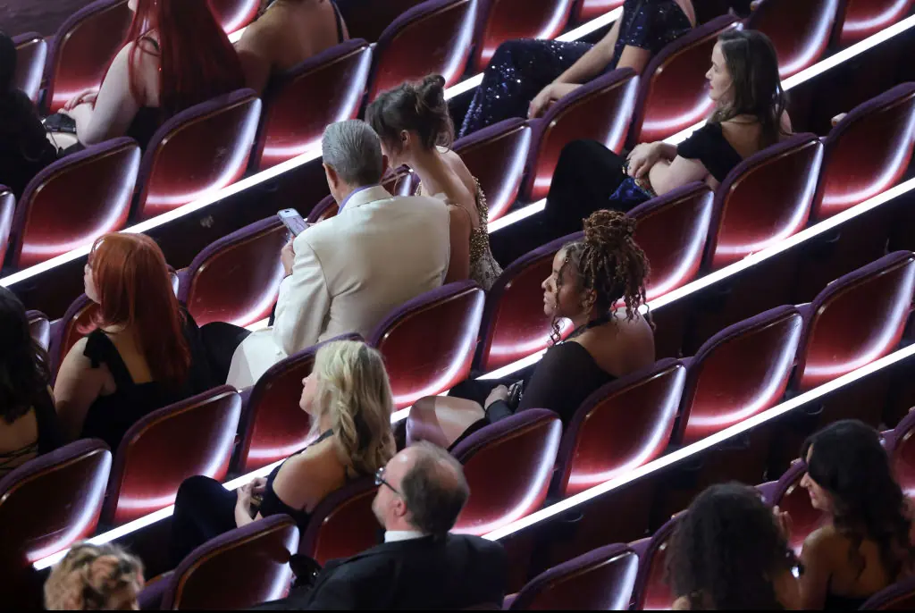 Oscars viewers applaud ‘relatable’ Jeff Goldblum after spotting what he was looking at on phone