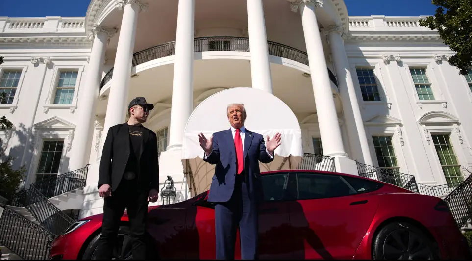 Photographer captures what was written on President Trump's note as he bought Tesla from Elon Musk