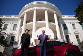 Photographer captures what was written on President Trump's note as he bought Tesla from Elon Musk