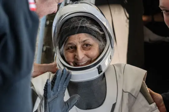 Former astronaut reveals the surprising amount stranded NASA astronauts could earn after 9 months in space