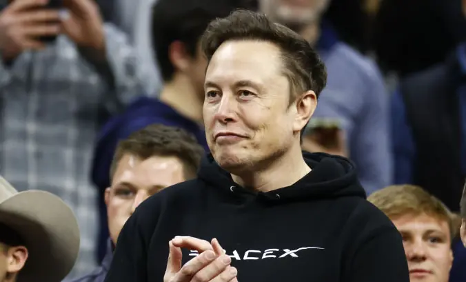 Bizarre photo of Elon Musk 'playing with cutlery' while sat next to Donald Trump leaves people cringing