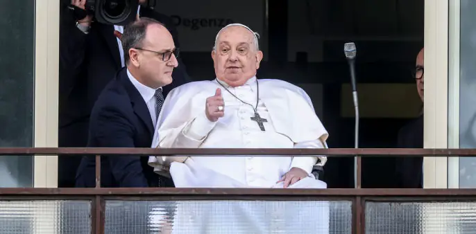 Pope Francis makes first public appearance in 5 weeks on hospital balcony after battling life-threatening illness