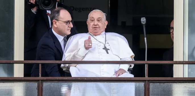 Pope Francis makes first public appearance in 5 weeks on hospital balcony after battling life-threatening illness
