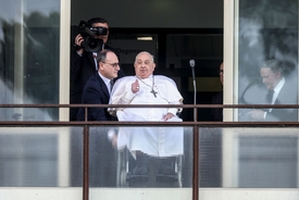 Pope Francis makes first public appearance in 5 weeks on hospital balcony after battling life-threatening illness