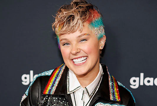 JoJo Siwa has one-word answer to Chris Hughes relationship question