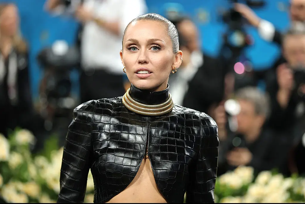 Miley Cyrus fans furious after singer was forced into singing in uncomfortable moment at event