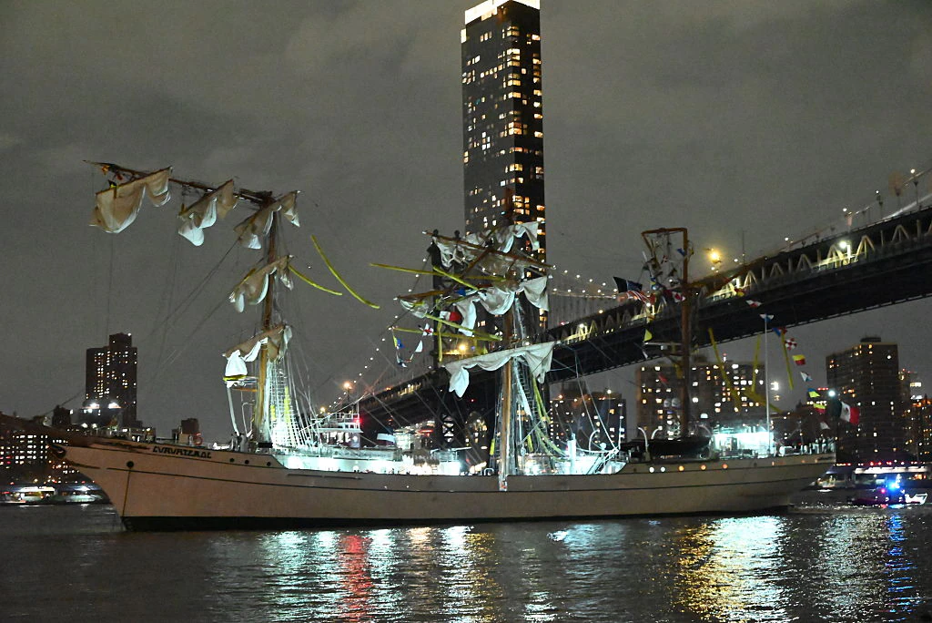 Witnesses capture the moment Mexican ship crashes into Brooklyn Bridge, killing two