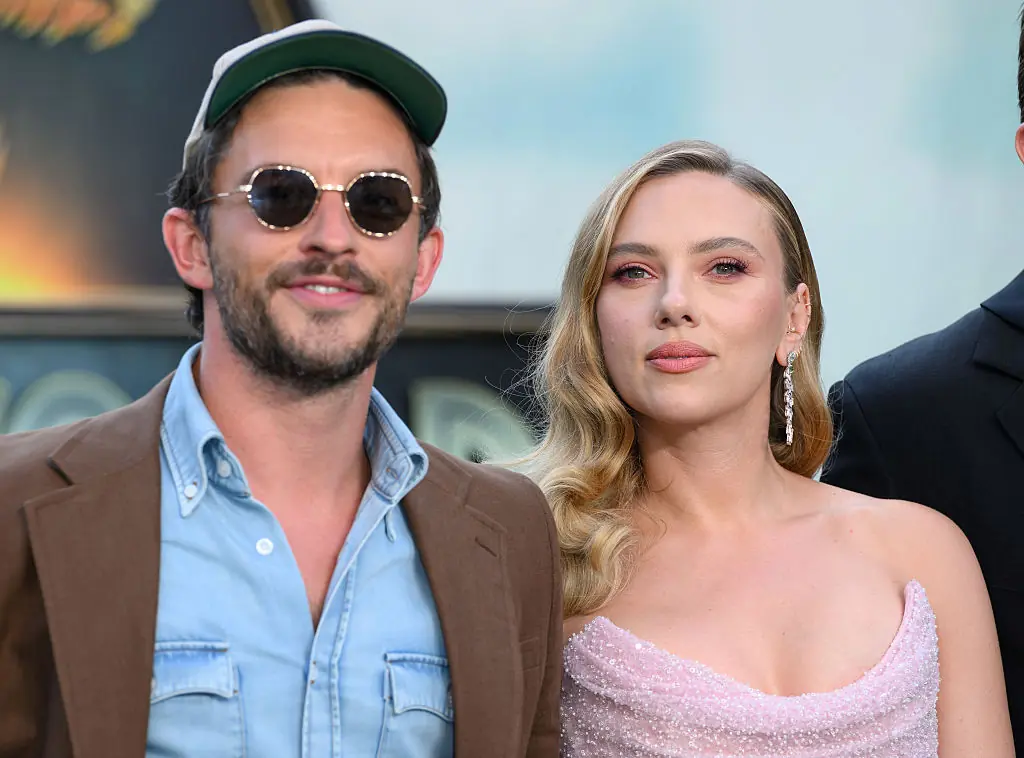 People have same reaction as Scarlett Johansson kisses co-star Jonathan Bailey on red carpet
