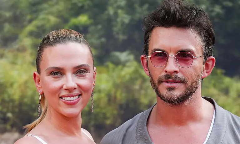 Jonathan Bailey issues three-word response after being criticized for kissing Scarlett Johansson