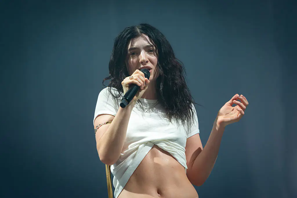 Fans left disturbed after nurse points out hidden detail in X-ray image on Lorde's new album cover