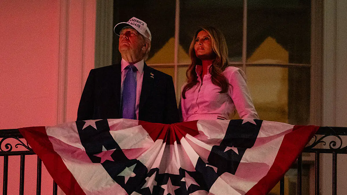Awkward kiss between Melania and Donald Trump sparks unexpected theory ...