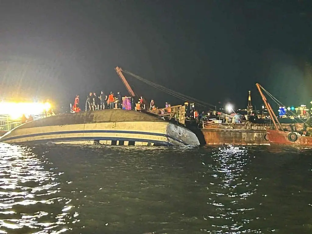 34 people dead, including 8 children, after tourist boat capsizes in violent storm