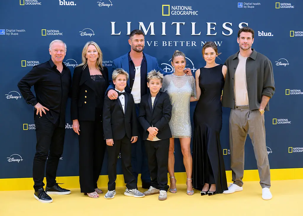 Craig, Leonie, Tristan, Chris, Sasha, Elsa Pataky, Gabriella Brooks, and Liam at the Limitless: Live Better Now UK Premiere. Credit: Karwai Tang / Getty