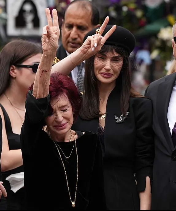 Aimee Osbourne wore a bat as a tribute to her father. Credit: Loannis Alexopoulos/Anadolu via Getty Images