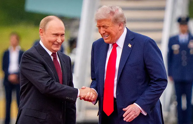 Body language expert points out move Trump made during handshake with Putin