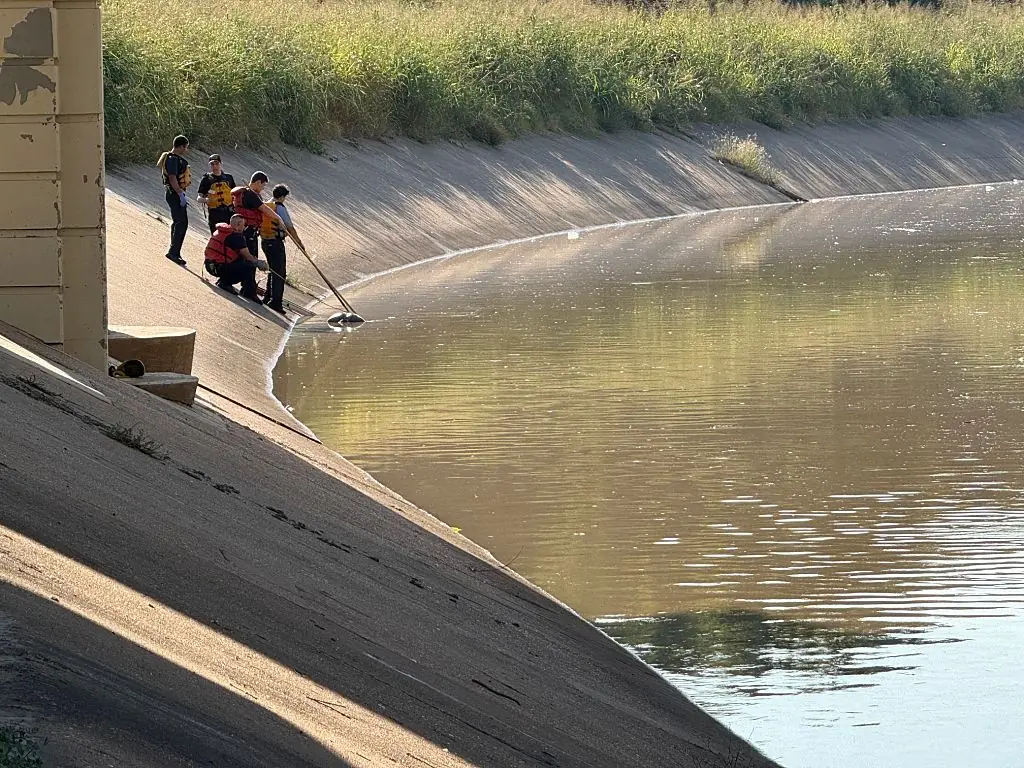First responders search the water at White Oak Bayou. Credit: Houston Chronicle/Hearst Newspapers / Getty